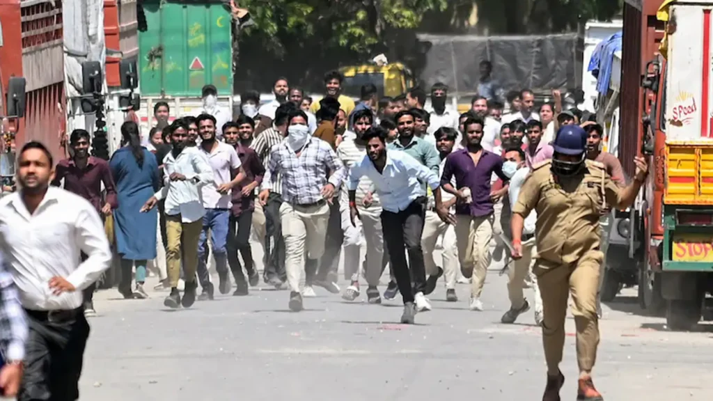 Minimum Wage Hike 2026: केंद्र Rs 350-450 करने की तैयारी में, Noida protests का असर | Dainik Diary