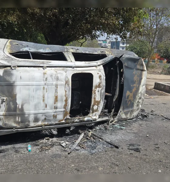 Noida में मज़दूरों का उपद्रव: गाड़ियाँ जलाईं, सड़कें जाम — Wage Hike को लेकर तीसरे दिन भी जारी हिंसा | Dainik Diary