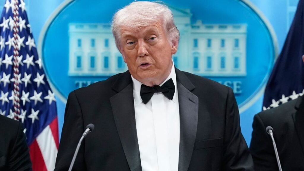 व्हाइट हाउस प्रेस डिनर के दौरान संदिग्ध को पकड़ने के लिए दौड़ते सुरक्षा एजेंट