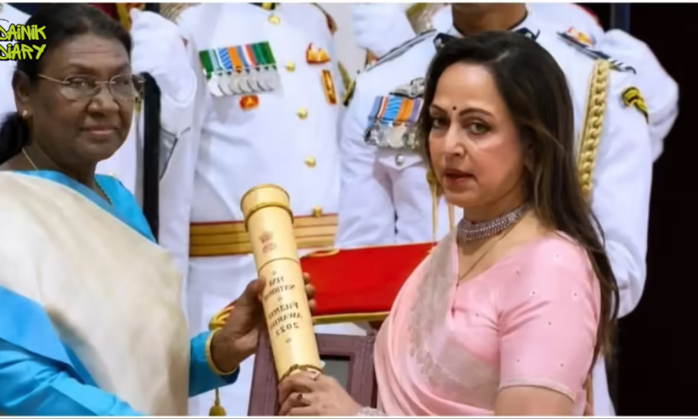 "Dharam जी का हाथ थामे Stage पर गई" — Hema Malini ने भावुक होकर किया Padma Vibhushan Accept | Dainik Diary