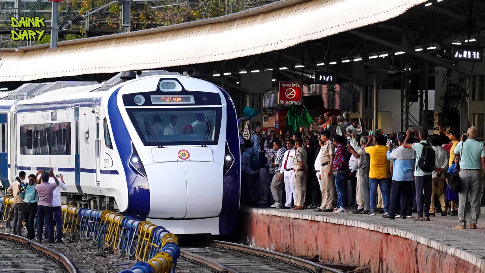 Why Vande Bharat and Shatabdi Run Side by Side Every Morning From New Delhi Railway Station
